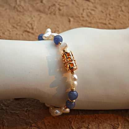 This is a bracelet crafted with S925 silver, blue aventurine, zircon, and pearls. It blends French and Chinese aesthetics and will bring elegance and good fortune.