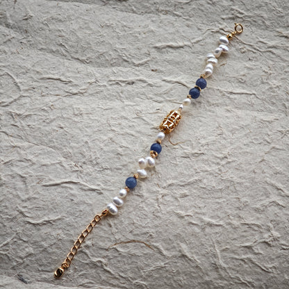 This is a bracelet crafted with S925 silver, blue aventurine, zircon, and pearls. It blends French and Chinese aesthetics and will bring elegance and good fortune.
