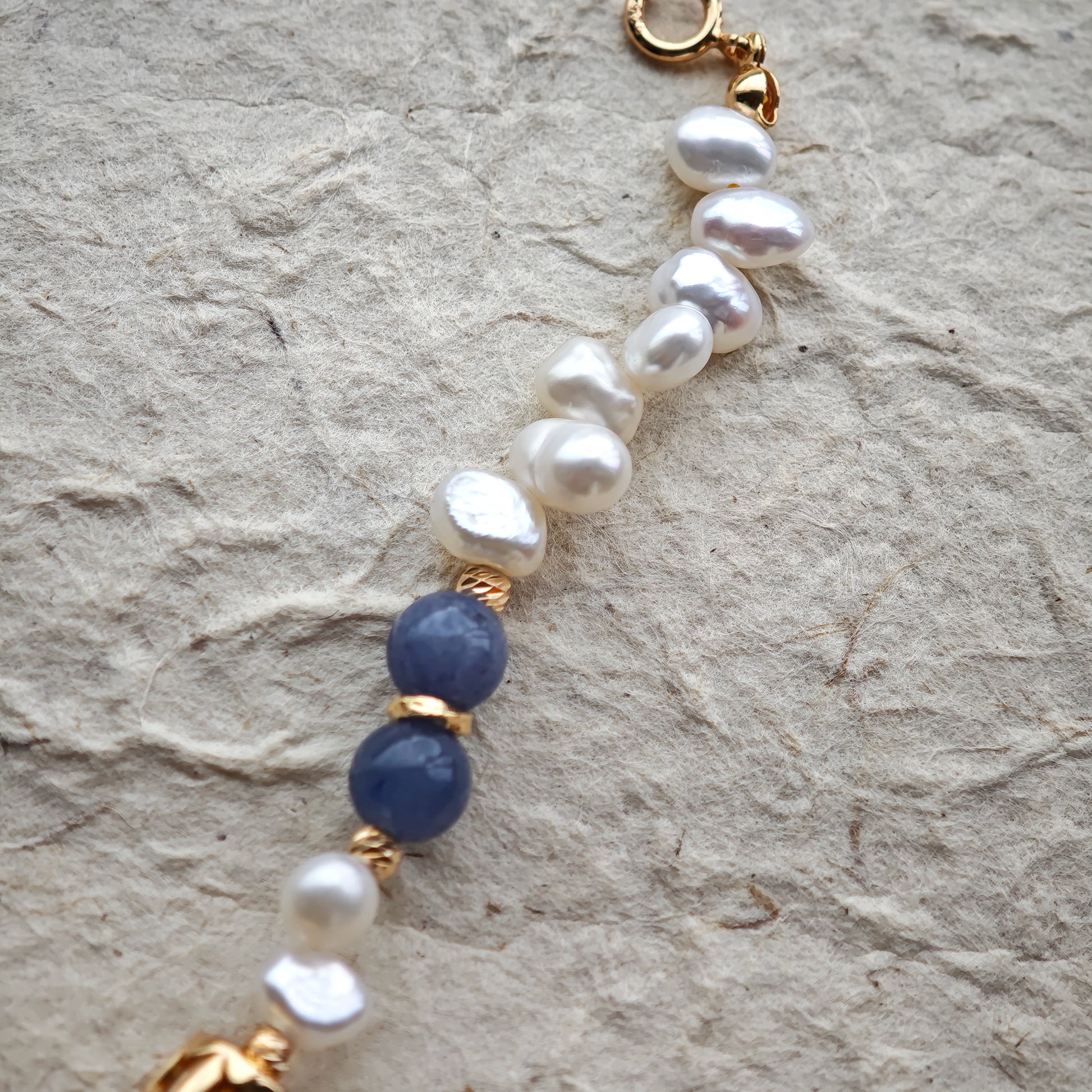 This is a bracelet crafted with S925 silver, blue aventurine, zircon, and pearls. It blends French and Chinese aesthetics and will bring elegance and good fortune.