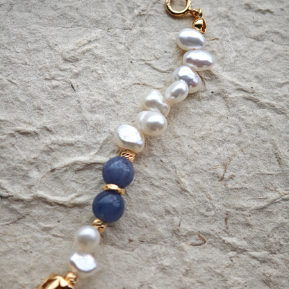 This is a bracelet crafted with S925 silver, blue aventurine, zircon, and pearls. It blends French and Chinese aesthetics and will bring elegance and good fortune.