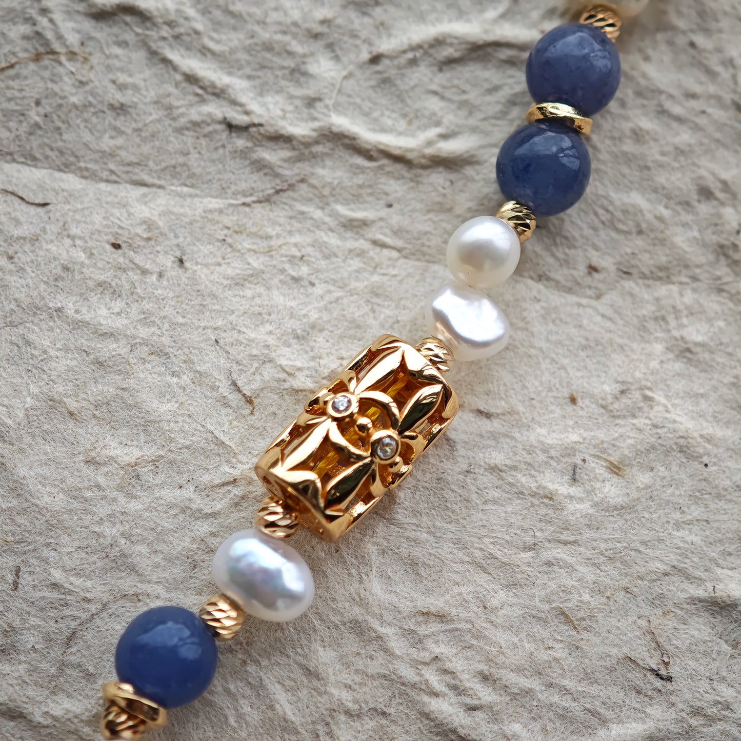 This is a bracelet crafted with S925 silver, blue aventurine, zircon, and pearls. It blends French and Chinese aesthetics and will bring elegance and good fortune.