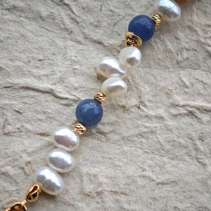 This is a bracelet crafted with S925 silver, blue aventurine, zircon, and pearls. It blends French and Chinese aesthetics and will bring elegance and good fortune.