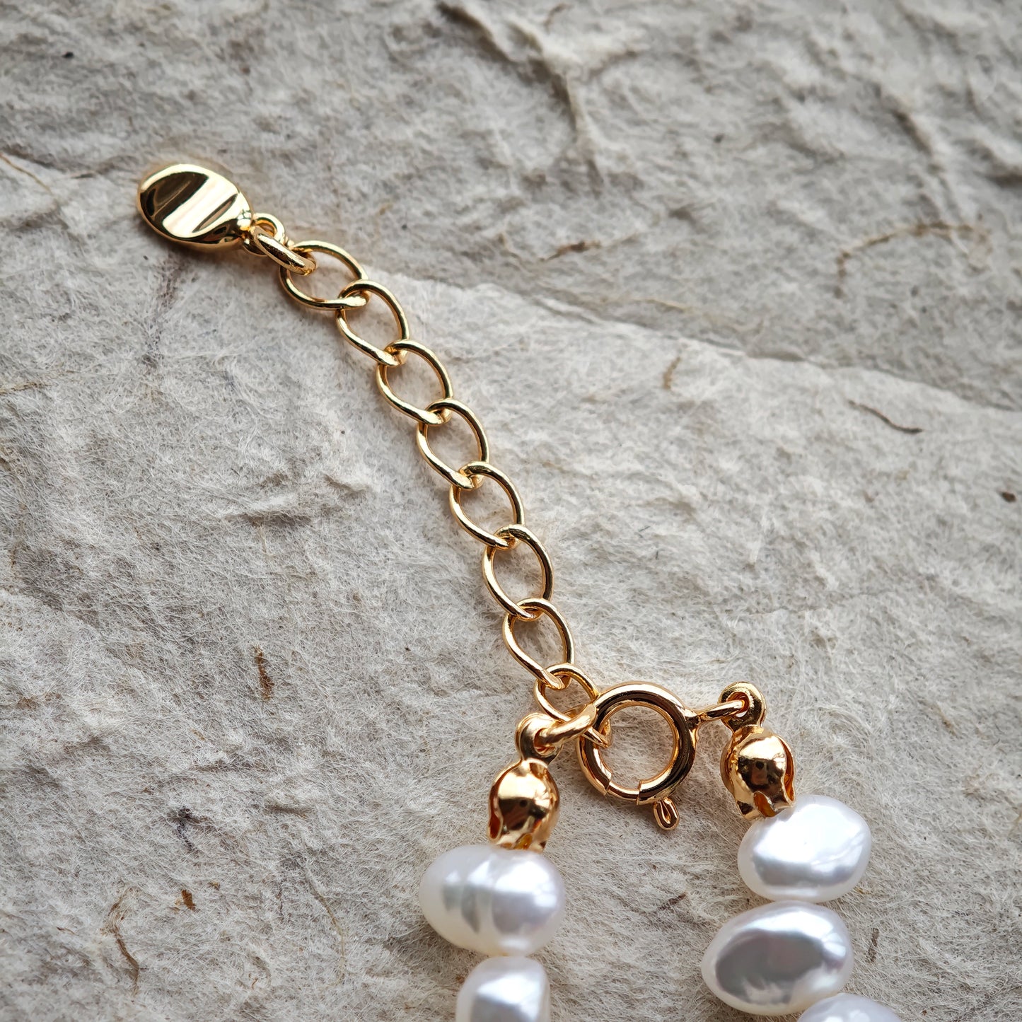 This is a bracelet crafted with S925 silver, blue aventurine, zircon, and pearls. It blends French and Chinese aesthetics and will bring elegance and good fortune.