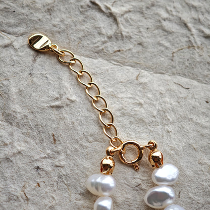 This is a bracelet crafted with S925 silver, blue aventurine, zircon, and pearls. It blends French and Chinese aesthetics and will bring elegance and good fortune.