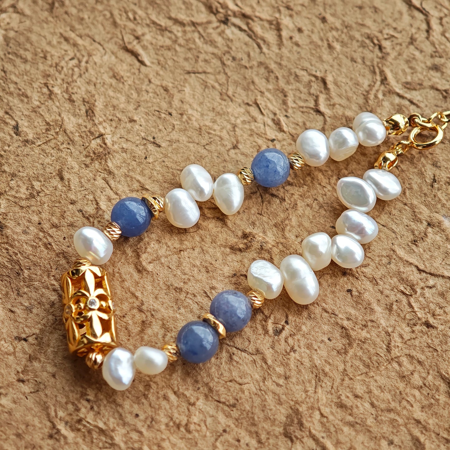 This is a bracelet crafted with S925 silver, blue aventurine, zircon, and pearls. It blends French and Chinese aesthetics and will bring elegance and good fortune.