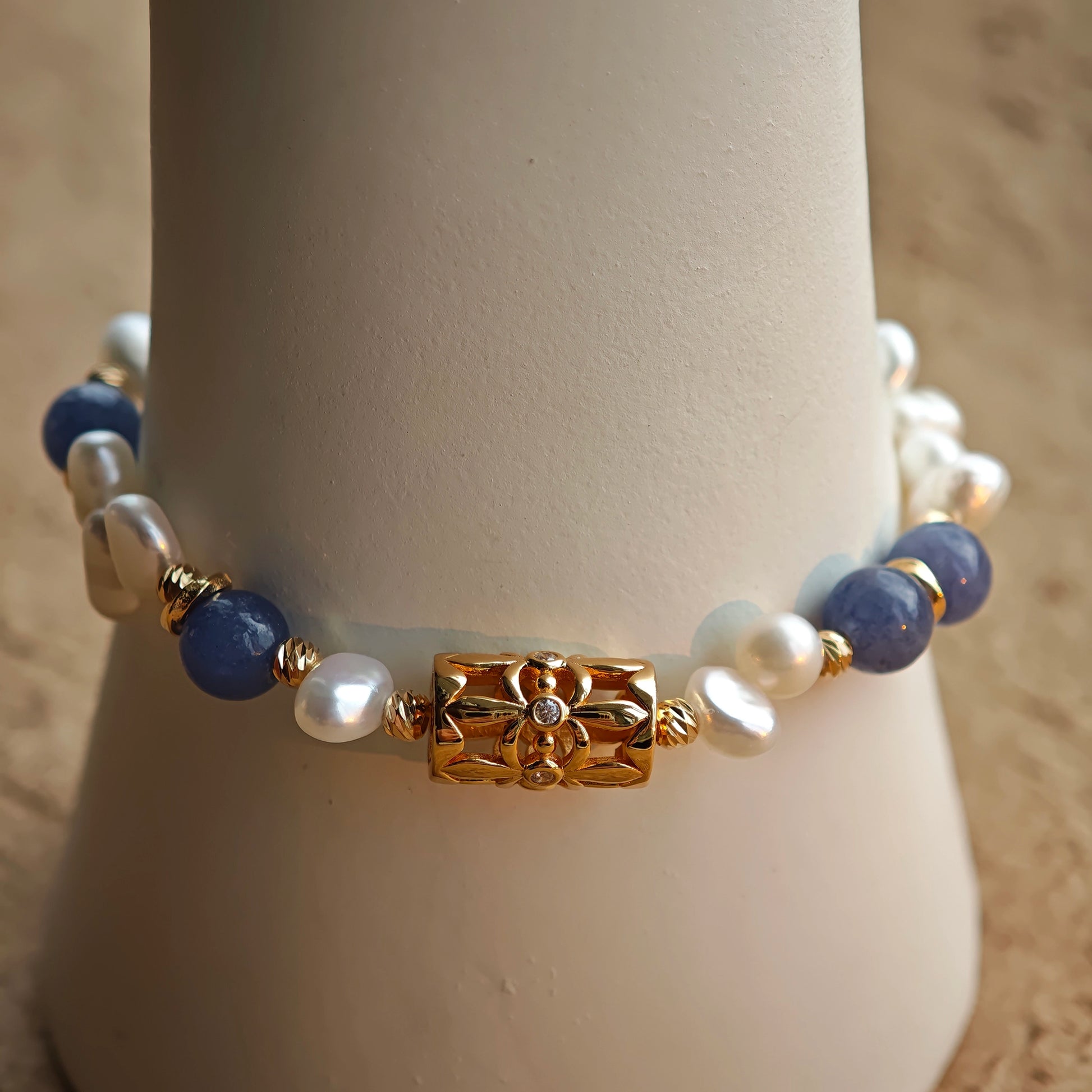 This is a bracelet crafted with S925 silver, blue aventurine, zircon, and pearls. It blends French and Chinese aesthetics and will bring elegance and good fortune.