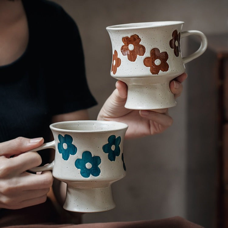 This is a 300ml ceramic goblet mug with hand-painted leaf or flower patterns and a matte sesame-speckled glaze design. With mouth diameter of 9.7, bottom diameter of 6.7cm and height of 10.5cm, this mug is ideal for coffee, milk, water, or oatmeal during slow mornings or quiet afternoons.