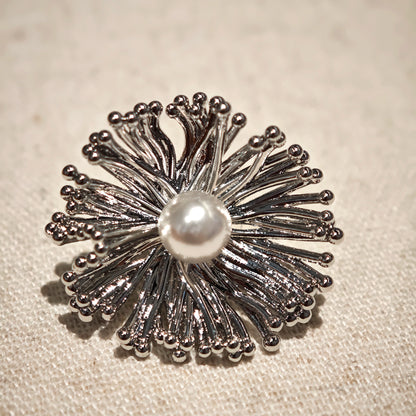 These earrings perfectly blend delicate flowers with lustrous pearls, exuding timeless romance and adding an elegant touch to any outfit.