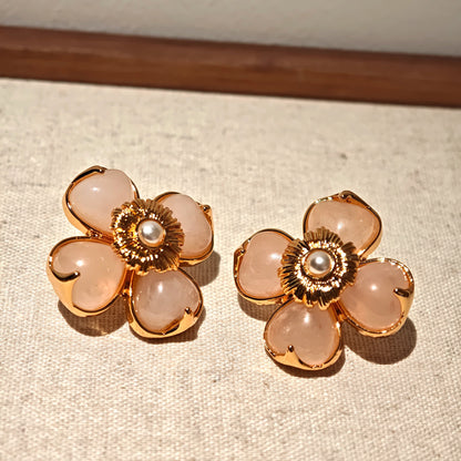 This is a pair of pink earrings made of recycled copper and ethically sourced natural stones. The size of each piece of earring is 3.7x3.7cm.