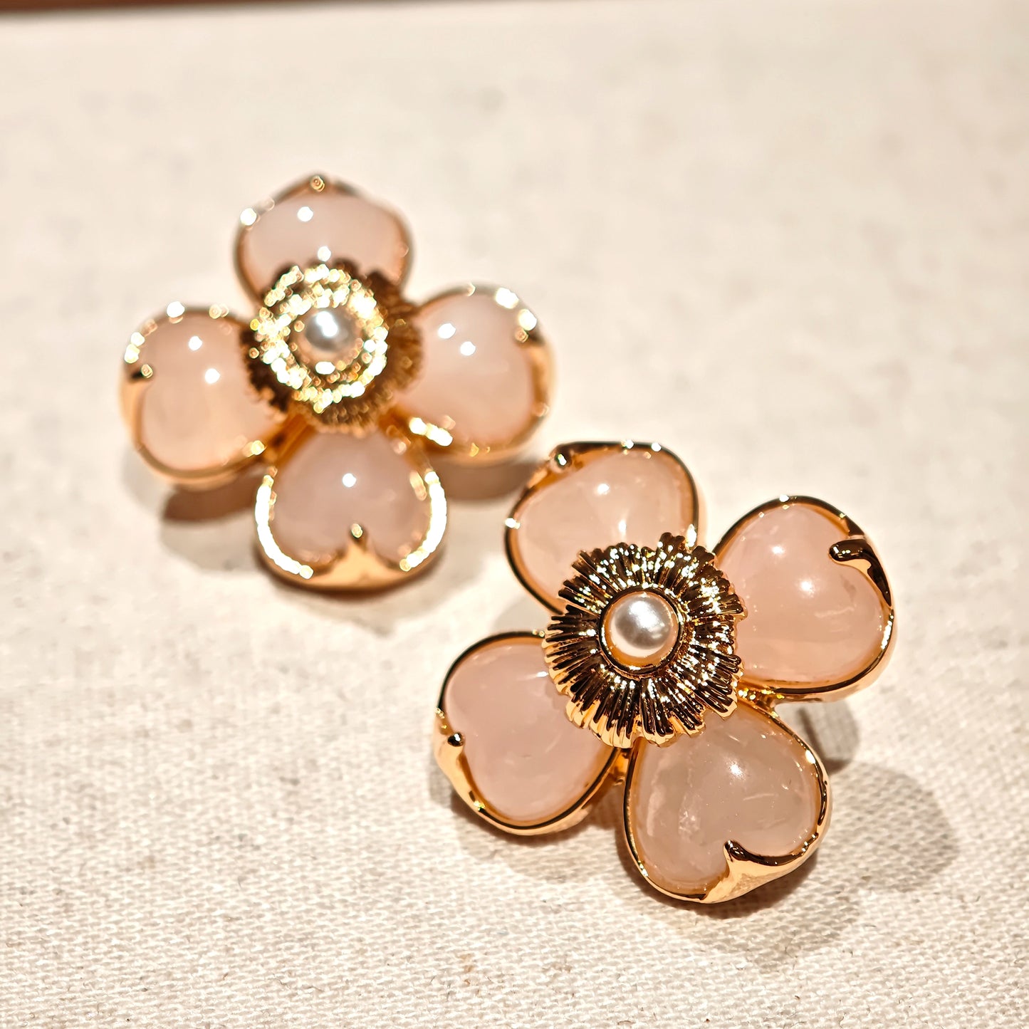 This is a pair of pink earrings made of recycled copper and ethically sourced natural stones. The size of each piece of earring is 3.7x3.7cm.