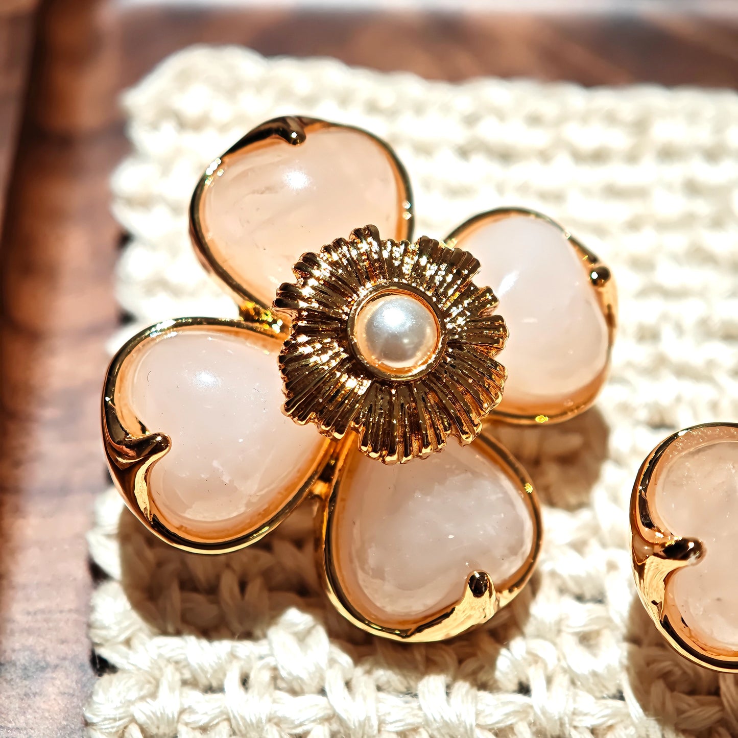 This is a pair of pink earrings made of recycled copper and ethically sourced natural stones. The size of each piece of earring is 3.7x3.7cm.