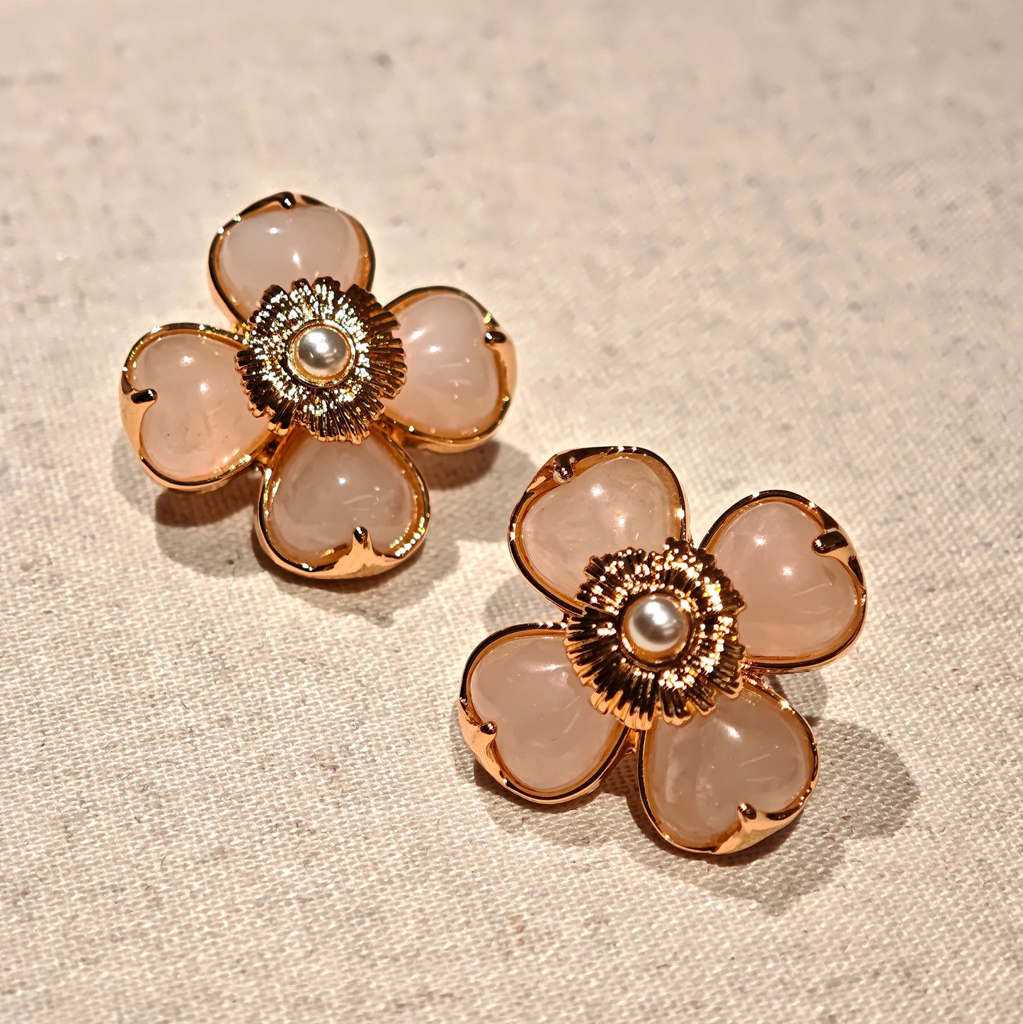 This is a pair of pink earrings made of recycled copper and ethically sourced natural stones. The size of each piece of earring is 3.7x3.7cm.