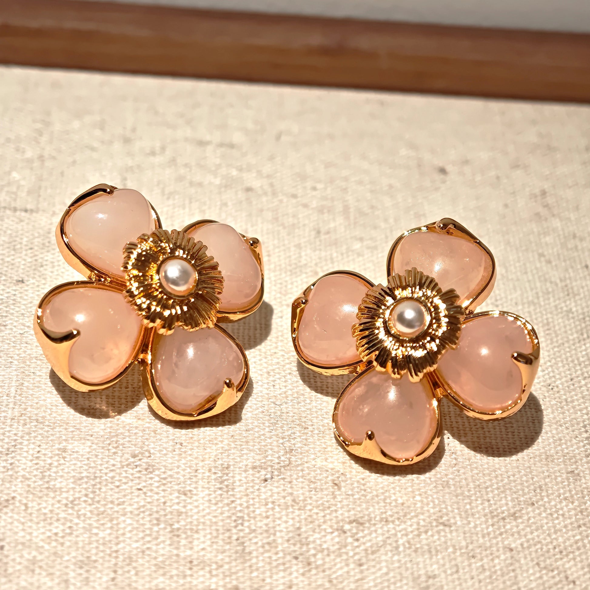 This is a pair of pink earrings made of recycled copper and ethically sourced natural stones. The size of each piece of earring is 3.7x3.7cm.