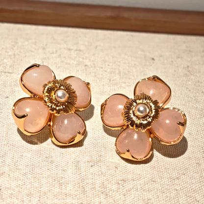 This is a pair of pink earrings made of recycled copper and ethically sourced natural stones. The size of each piece of earring is 3.7x3.7cm.