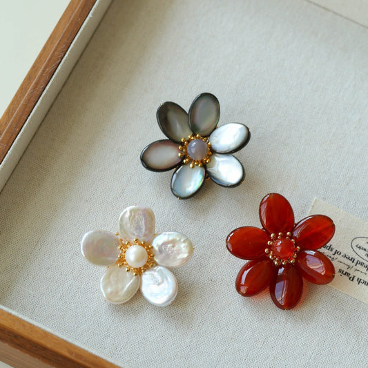 Features a stunning 7-7.5mm natural freshwater baroque pearl as the centerpiece, surrounded by artistically sculpted shell petals and vibrant red agate/black onyx accents. This flower brooch blends vintage charm with modern "light luxury" style, making it a captivating focal point for any outfit.