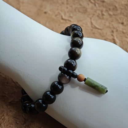 From obsidian armor to rutile light, the bracelet finishes with a sandalwood-black agate emblem steeped in tradition.