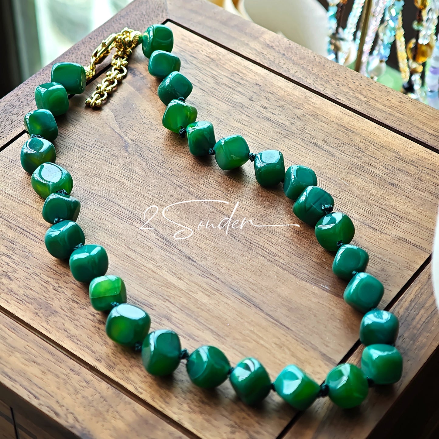 This necklace consists of green agate necklace. It's vintage, elegant and pretty.