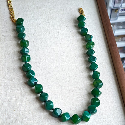 This necklace consists of green agate necklace. It's vintage, elegant and pretty.