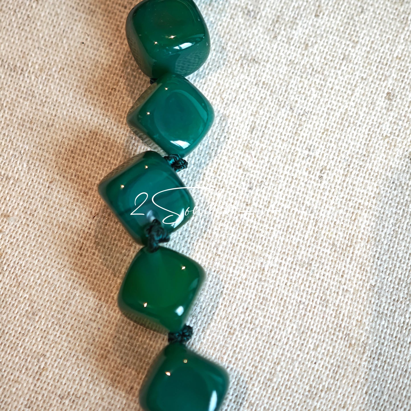 This necklace consists of green agate necklace. It's vintage, elegant and pretty.