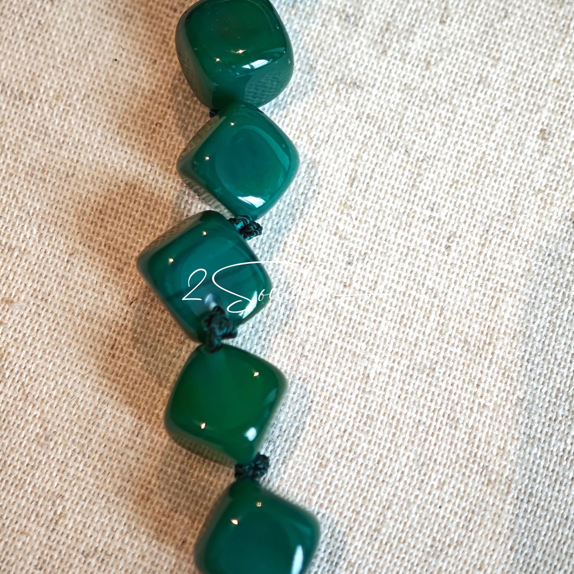 This necklace consists of green agate necklace. It's vintage, elegant and pretty.