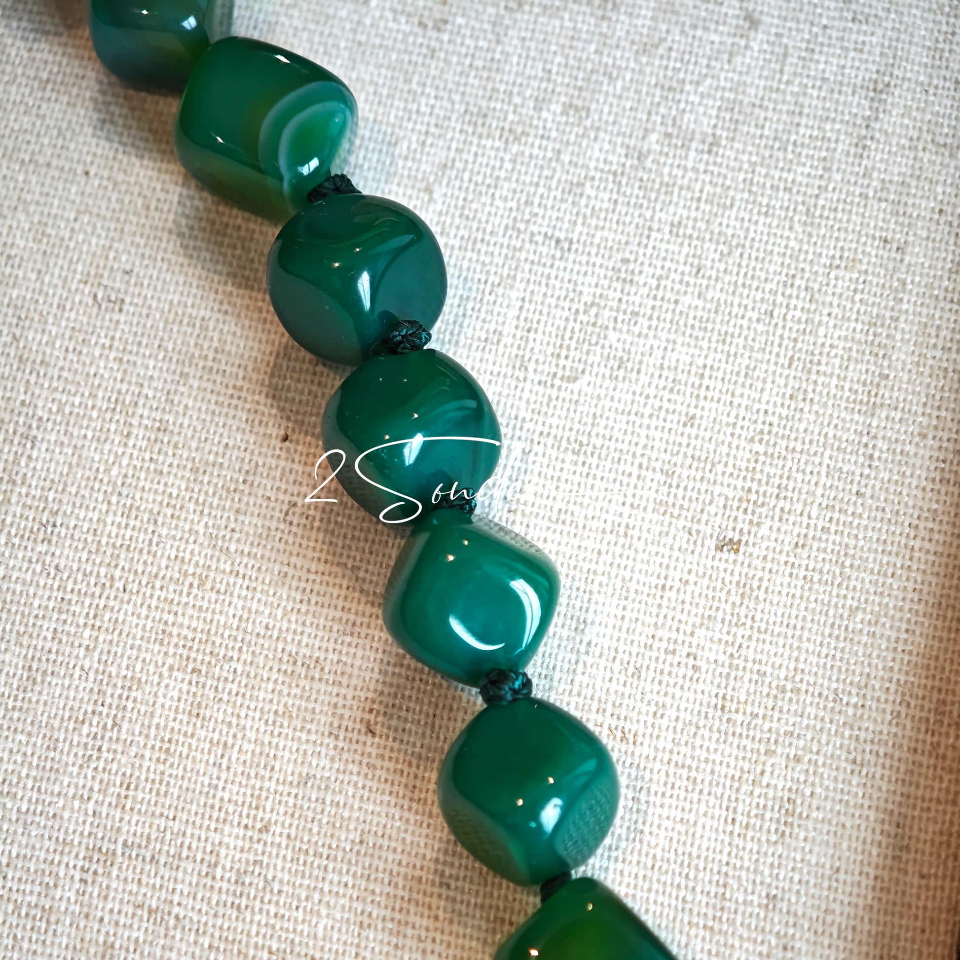This necklace consists of green agate necklace. It's vintage, elegant and pretty.