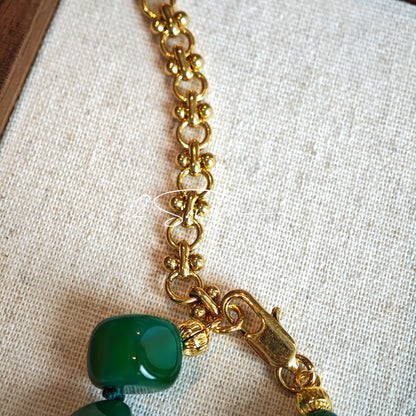 This necklace consists of green agate necklace. It's vintage, elegant and pretty.