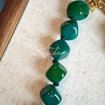 This necklace consists of green agate necklace. It's vintage, elegant and pretty.