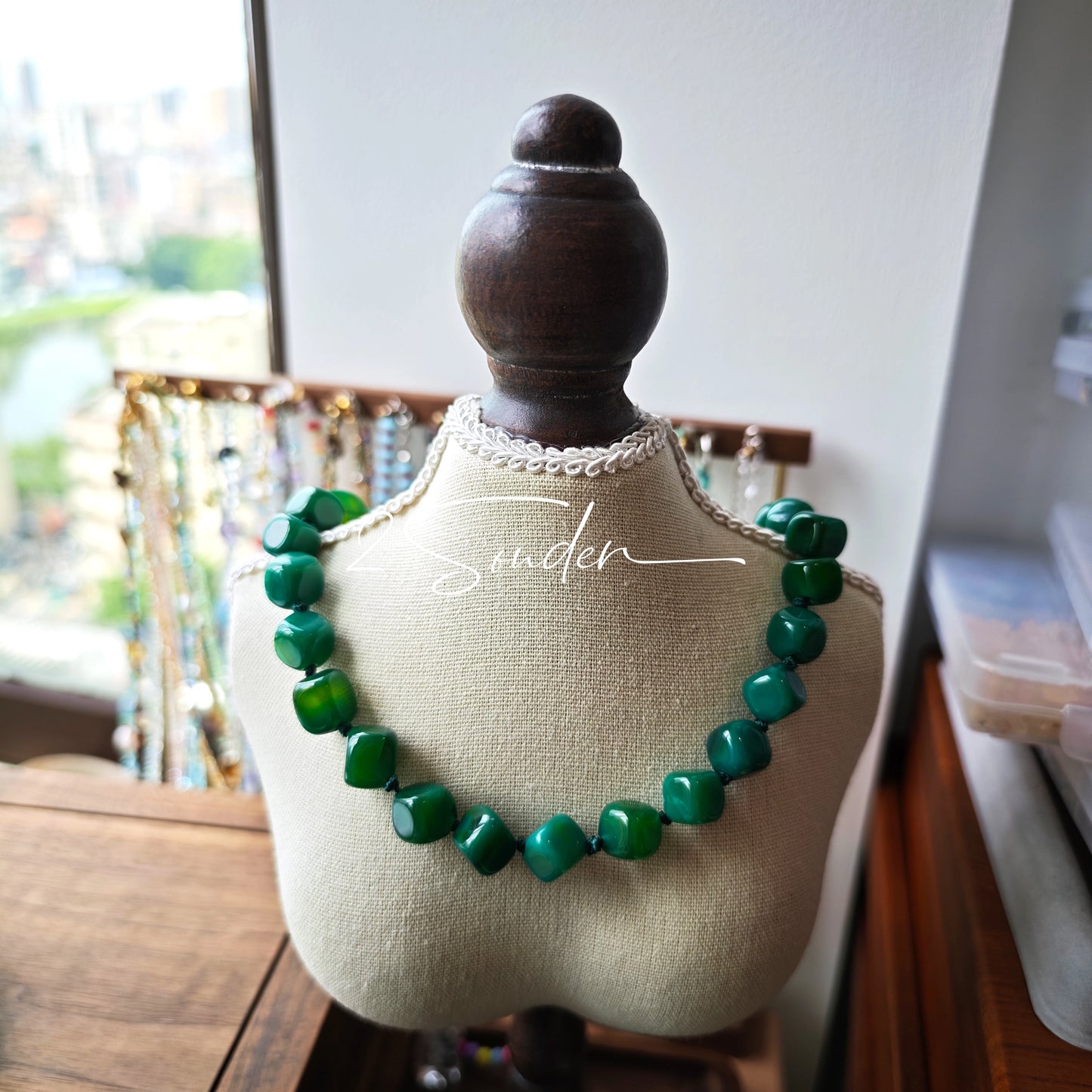This necklace consists of green agate necklace. It's vintage, elegant and pretty.