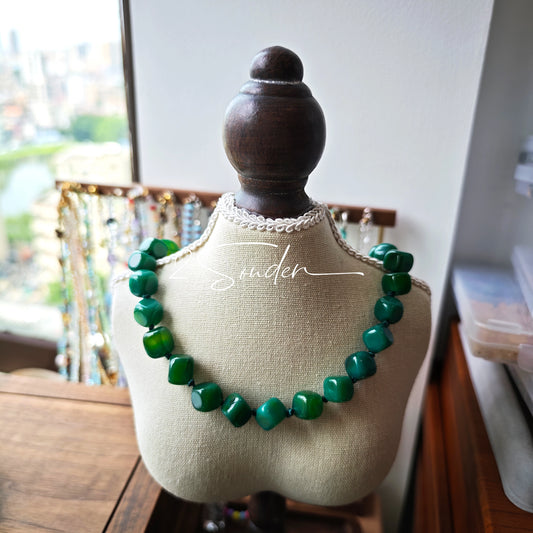 This necklace consists of green agate necklace. It's vintage, elegant and pretty.