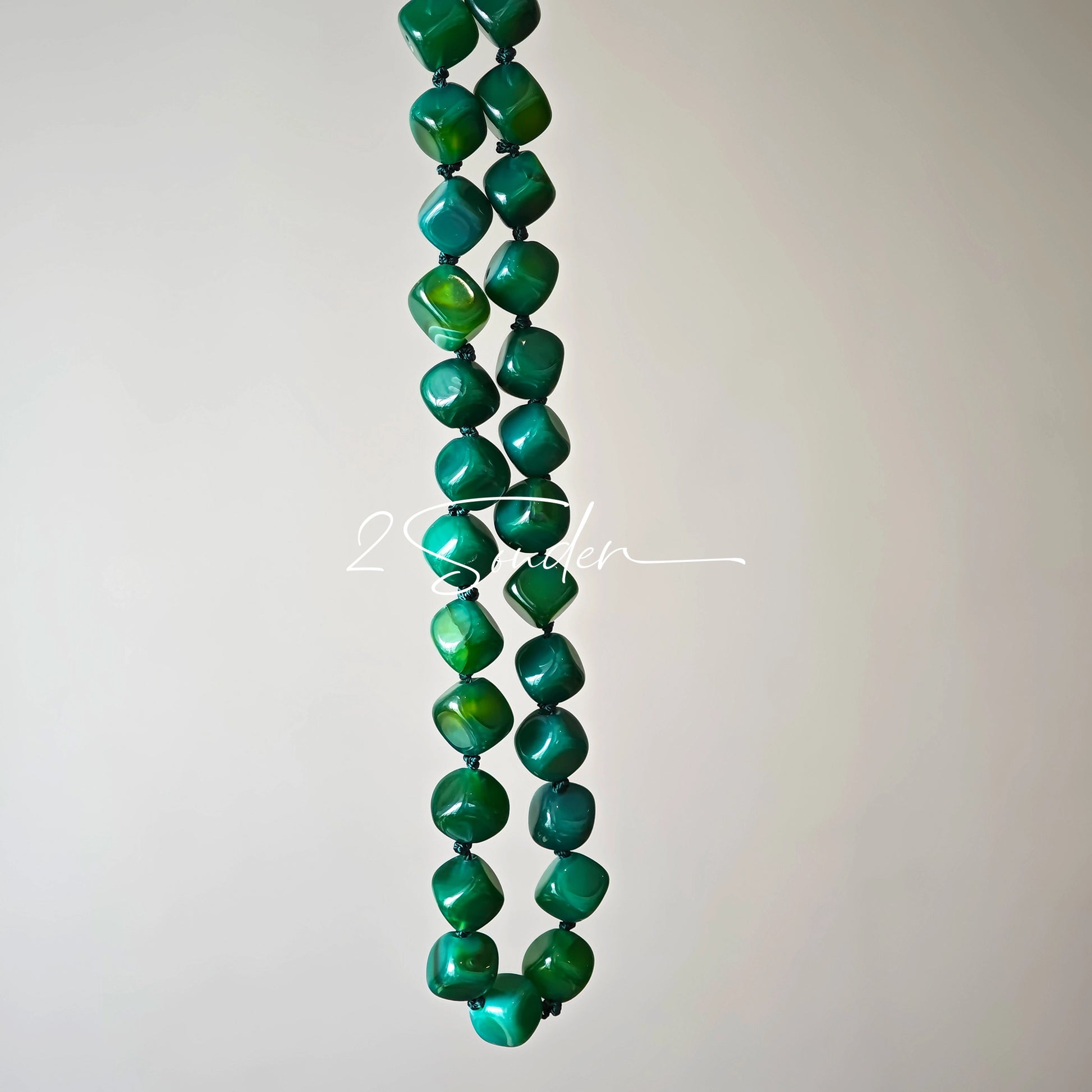 This necklace consists of green agate necklace. It's vintage, elegant and pretty.