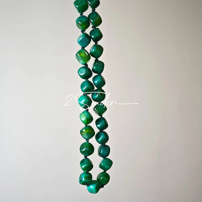 This necklace consists of green agate necklace. It's vintage, elegant and pretty.