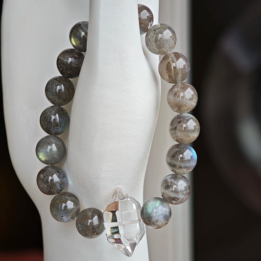 This grey moonstone bracelet consists of 17 grey moonstone and 1 clear quartz. It's mystery and elegant.