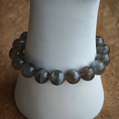 This grey moonstone bracelet consists of 17 grey moonstone and 1 clear quartz. It's mystery and elegant.