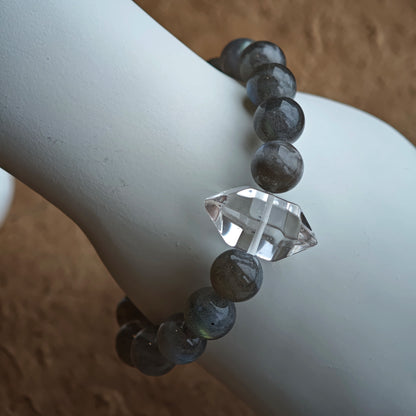 This grey moonstone bracelet consists of 17 grey moonstone and 1 clear quartz. It's mystery and elegant.