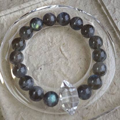 This grey moonstone bracelet consists of 17 grey moonstone and 1 clear quartz. It's mystery and elegant.