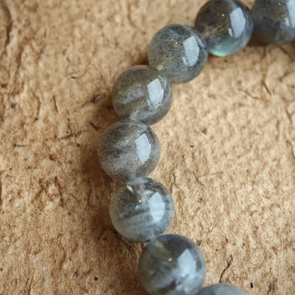 This grey moonstone bracelet consists of 17 grey moonstone and 1 clear quartz. It's mystery and elegant.