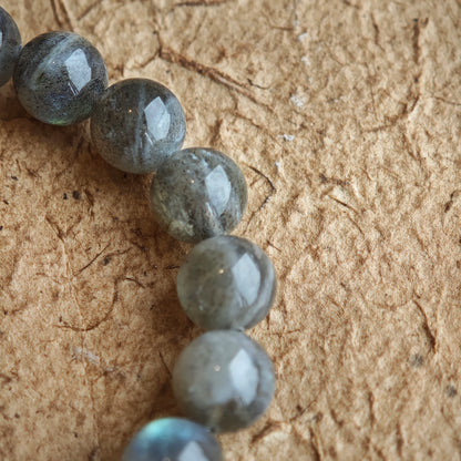 This grey moonstone bracelet consists of 17 grey moonstone and 1 clear quartz. It's mystery and elegant.