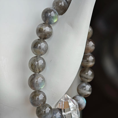 This grey moonstone bracelet consists of 17 grey moonstone and 1 clear quartz. It's mystery and elegant.