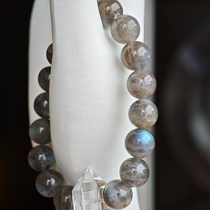 This grey moonstone bracelet consists of 17 grey moonstone and 1 clear quartz. It's mystery and elegant.