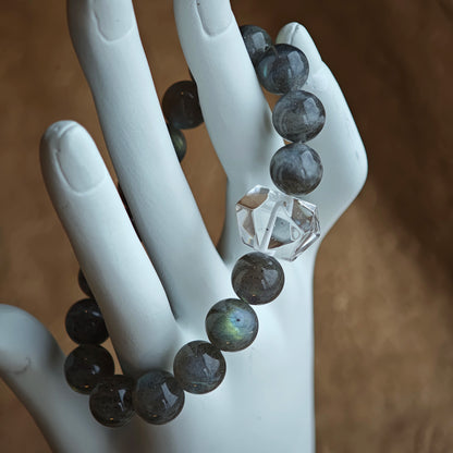 This grey moonstone bracelet consists of 17 grey moonstone and 1 clear quartz. It's mystery and elegant.