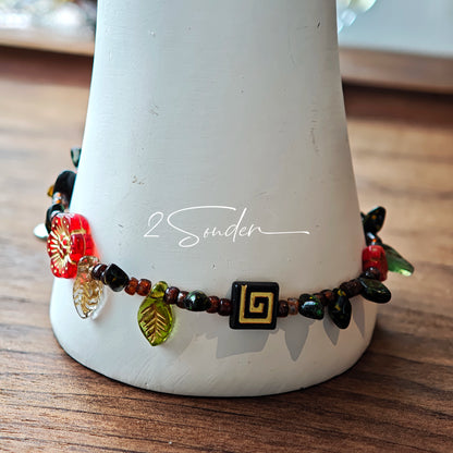 This is a bracelet crafted with rich terracotta glass beads that glow like aged parchment. It captures the warmth of a late autumn sunset. In the bracelet, there are various leaves, flowers, and irregularly shaped spacers. It’s the perfect piece of vintage jewelry to add a touch of nostalgia to your daily rotation.
