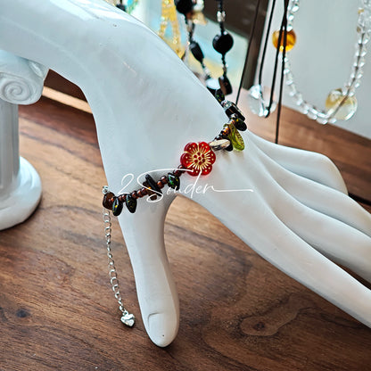 This is a bracelet crafted with rich terracotta glass beads that glow like aged parchment. It captures the warmth of a late autumn sunset. In the bracelet, there are various leaves, flowers, and irregularly shaped spacers. It’s the perfect piece of vintage jewelry to add a touch of nostalgia to your daily rotation.