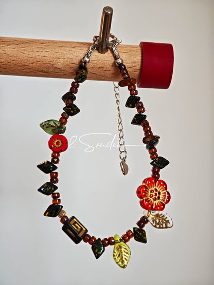 This is a bracelet crafted with rich terracotta glass beads that glow like aged parchment. It captures the warmth of a late autumn sunset. In the bracelet, there are various leaves, flowers, and irregularly shaped spacers. It’s the perfect piece of vintage jewelry to add a touch of nostalgia to your daily rotation.