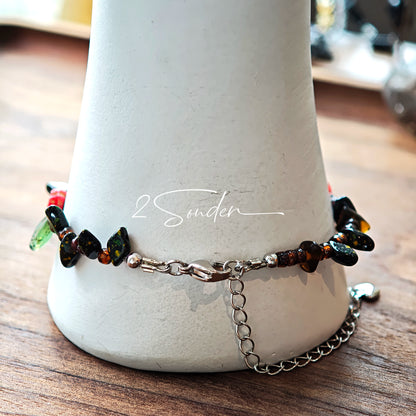 This is a bracelet crafted with rich terracotta glass beads that glow like aged parchment. It captures the warmth of a late autumn sunset. In the bracelet, there are various leaves, flowers, and irregularly shaped spacers. It’s the perfect piece of vintage jewelry to add a touch of nostalgia to your daily rotation.