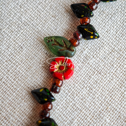This is a bracelet crafted with rich terracotta glass beads that glow like aged parchment. It captures the warmth of a late autumn sunset. In the bracelet, there are various leaves, flowers, and irregularly shaped spacers. It’s the perfect piece of vintage jewelry to add a touch of nostalgia to your daily rotation.