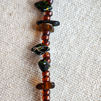 This is a bracelet crafted with rich terracotta glass beads that glow like aged parchment. It captures the warmth of a late autumn sunset. In the bracelet, there are various leaves, flowers, and irregularly shaped spacers. It’s the perfect piece of vintage jewelry to add a touch of nostalgia to your daily rotation.