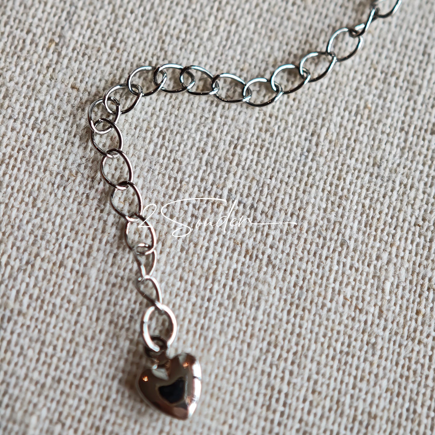 This is a bracelet crafted with rich terracotta glass beads that glow like aged parchment. It captures the warmth of a late autumn sunset. In the bracelet, there are various leaves, flowers, and irregularly shaped spacers. It’s the perfect piece of vintage jewelry to add a touch of nostalgia to your daily rotation.