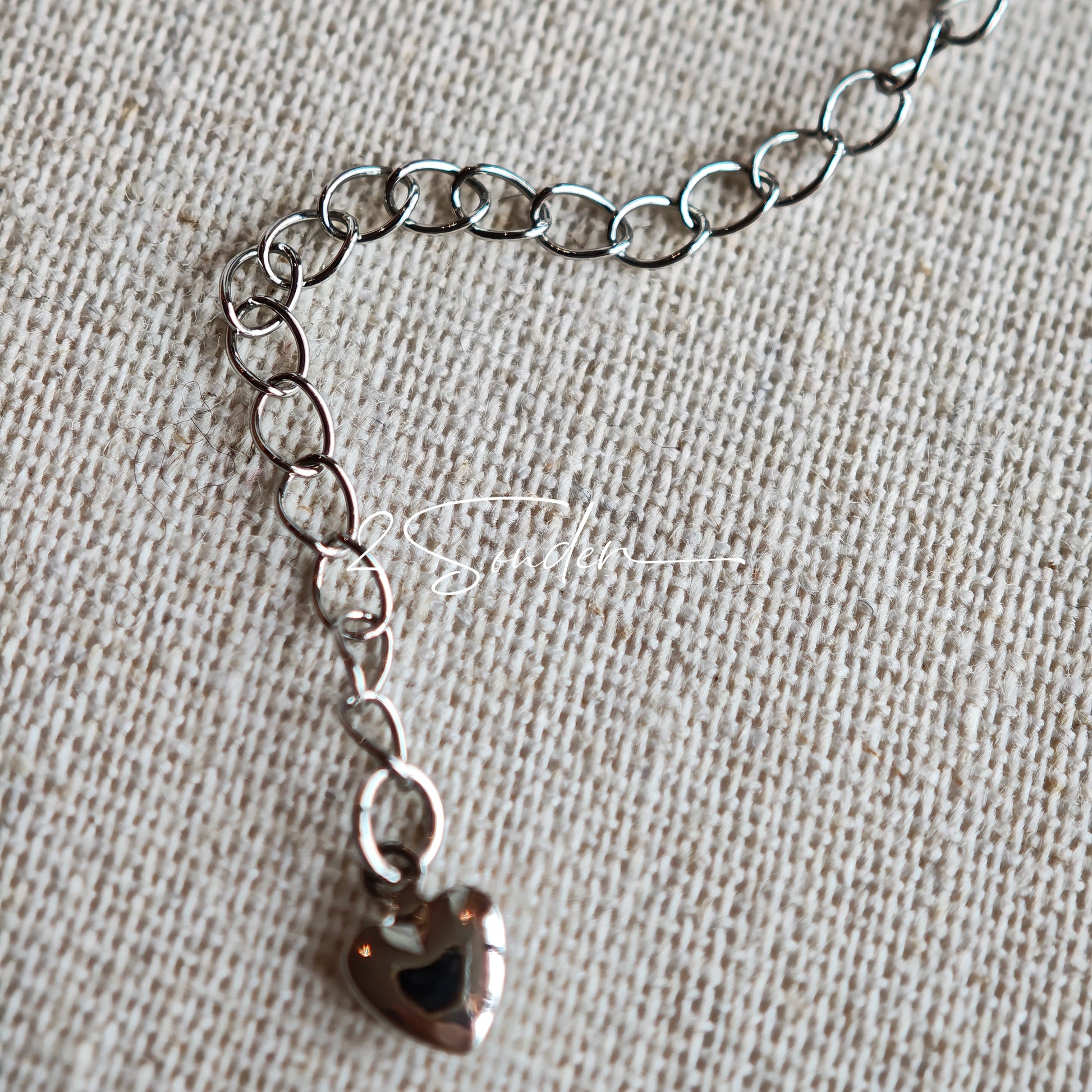 This is a bracelet crafted with rich terracotta glass beads that glow like aged parchment. It captures the warmth of a late autumn sunset. In the bracelet, there are various leaves, flowers, and irregularly shaped spacers. It’s the perfect piece of vintage jewelry to add a touch of nostalgia to your daily rotation.