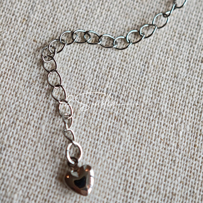 This is a bracelet crafted with rich terracotta glass beads that glow like aged parchment. It captures the warmth of a late autumn sunset. In the bracelet, there are various leaves, flowers, and irregularly shaped spacers. It’s the perfect piece of vintage jewelry to add a touch of nostalgia to your daily rotation.