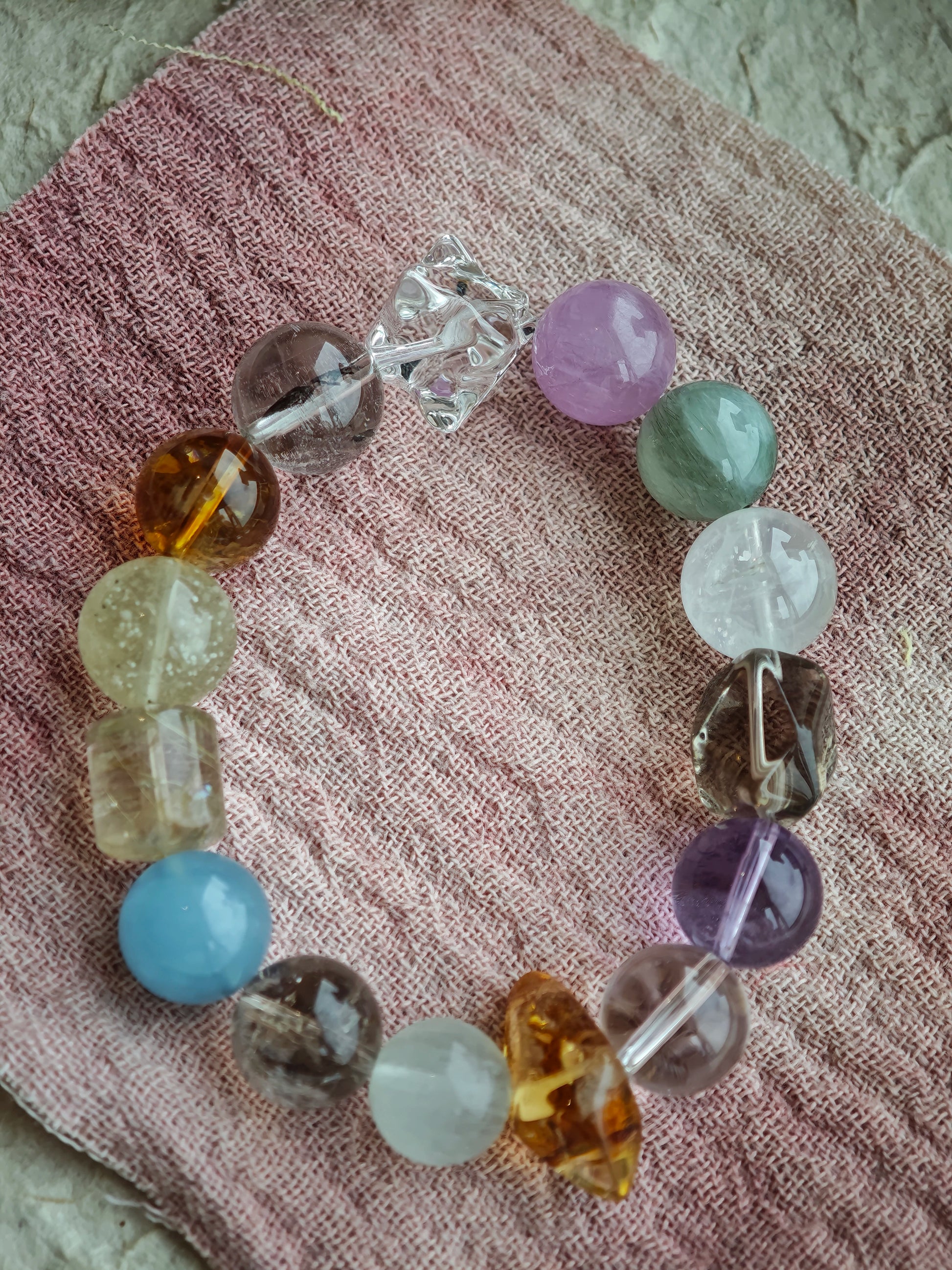 These 13-13.8 mm stones paint a seamless horizon where sea meets sky, dusk meets dawn.